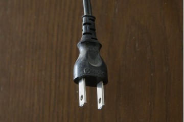 中古　美品　カリモク家具(karimoku)　domani(ドマーニ)　QUEENS LIFE(クイーンズライフ)　格調高いガラス扉と照明付きのキャビネット　(R-084954)