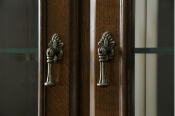 中古　美品　カリモク家具(karimoku)　domani(ドマーニ)　QUEENS LIFE(クイーンズライフ)　格調高いガラス扉と照明付きのキャビネット　(R-084954)