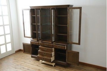 中古　美品　カリモク家具(karimoku)　domani(ドマーニ)　QUEENS LIFE(クイーンズライフ)　格調高いガラス扉と照明付きのキャビネット　(R-084954)