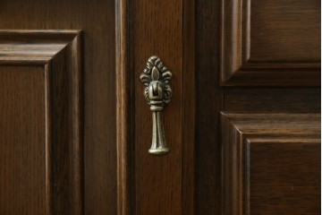 中古　美品　カリモク家具(karimoku)　domani(ドマーニ)　QUEENS LIFE(クイーンズライフ)　格調高いガラス扉と照明付きのキャビネット　(R-084954)