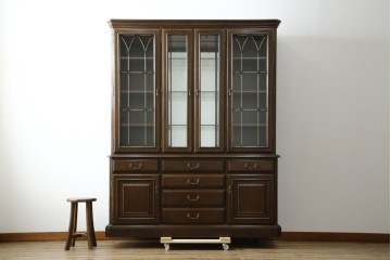 中古　美品　カリモク家具(karimoku)　domani(ドマーニ)　QUEENS LIFE(クイーンズライフ)　格調高いガラス扉と照明付きのキャビネット　(R-084954)