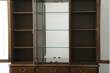 中古　美品　カリモク家具(karimoku)　domani(ドマーニ)　QUEENS LIFE(クイーンズライフ)　格調高いガラス扉と照明付きのキャビネット　(R-084954)