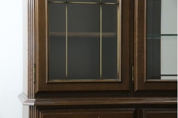 中古　美品　カリモク家具(karimoku)　domani(ドマーニ)　QUEENS LIFE(クイーンズライフ)　格調高いガラス扉と照明付きのキャビネット　(R-084954)