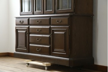 中古　美品　カリモク家具(karimoku)　domani(ドマーニ)　QUEENS LIFE(クイーンズライフ)　格調高いガラス扉と照明付きのキャビネット　(R-084954)