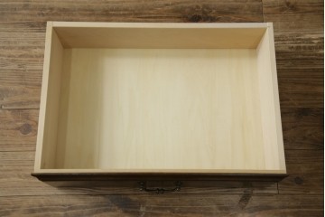 中古　美品　カリモク家具(karimoku)　domani(ドマーニ)　QUEENS LIFE(クイーンズライフ)　格調高いガラス扉と照明付きのキャビネット　(R-084954)