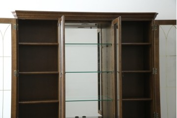中古　美品　カリモク家具(karimoku)　domani(ドマーニ)　QUEENS LIFE(クイーンズライフ)　格調高いガラス扉と照明付きのキャビネット　(R-084954)