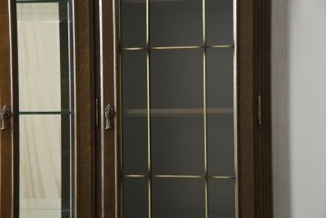 中古　美品　カリモク家具(karimoku)　domani(ドマーニ)　QUEENS LIFE(クイーンズライフ)　格調高いガラス扉と照明付きのキャビネット　(R-084954)