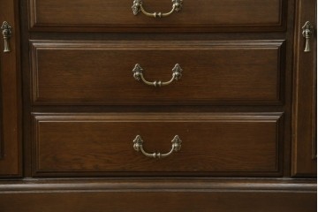 中古　美品　カリモク家具(karimoku)　domani(ドマーニ)　QUEENS LIFE(クイーンズライフ)　格調高いガラス扉と照明付きのキャビネット　(R-084954)