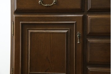 中古　美品　カリモク家具(karimoku)　domani(ドマーニ)　QUEENS LIFE(クイーンズライフ)　格調高いガラス扉と照明付きのキャビネット　(R-084954)