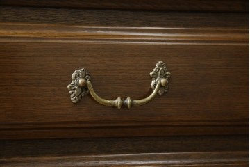 中古　美品　カリモク家具(karimoku)　domani(ドマーニ)　QUEENS LIFE(クイーンズライフ)　格調高いガラス扉と照明付きのキャビネット　(R-084954)