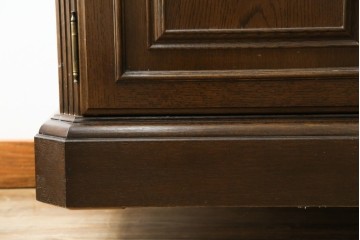 中古　美品　カリモク家具(karimoku)　domani(ドマーニ)　QUEENS LIFE(クイーンズライフ)　格調高いガラス扉と照明付きのキャビネット　(R-084954)