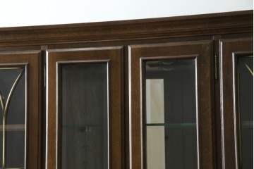 中古　美品　カリモク家具(karimoku)　domani(ドマーニ)　QUEENS LIFE(クイーンズライフ)　格調高いガラス扉と照明付きのキャビネット　(R-084954)