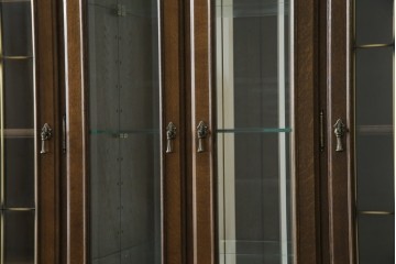 中古　美品　カリモク家具(karimoku)　domani(ドマーニ)　QUEENS LIFE(クイーンズライフ)　格調高いガラス扉と照明付きのキャビネット　(R-084954)