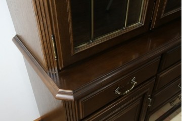 中古　美品　カリモク家具(karimoku)　domani(ドマーニ)　QUEENS LIFE(クイーンズライフ)　格調高いガラス扉と照明付きのキャビネット　(R-084954)