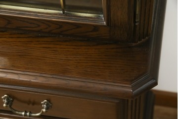 中古　美品　カリモク家具(karimoku)　domani(ドマーニ)　QUEENS LIFE(クイーンズライフ)　格調高いガラス扉と照明付きのキャビネット　(R-084954)