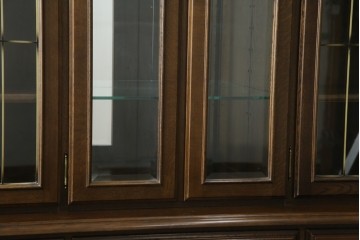 中古　美品　カリモク家具(karimoku)　domani(ドマーニ)　QUEENS LIFE(クイーンズライフ)　格調高いガラス扉と照明付きのキャビネット　(R-084954)