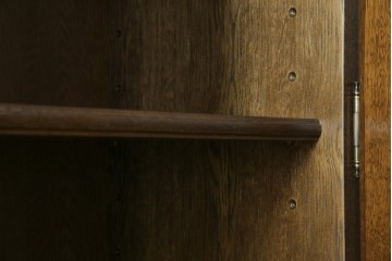 中古　美品　カリモク家具(karimoku)　domani(ドマーニ)　QUEENS LIFE(クイーンズライフ)　格調高いガラス扉と照明付きのキャビネット　(R-084954)