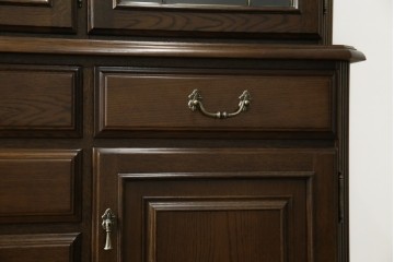 中古　美品　カリモク家具(karimoku)　domani(ドマーニ)　QUEENS LIFE(クイーンズライフ)　格調高いガラス扉と照明付きのキャビネット　(R-084954)