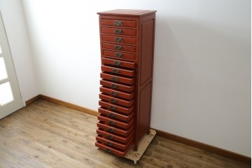 中古　美品　朱色のオリエンタルデザインが映える引き出し18杯の縦型チェスト　(R-084955)