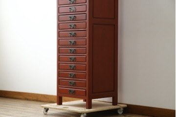 中古　美品　朱色のオリエンタルデザインが映える引き出し18杯の縦型チェスト　(R-084955)