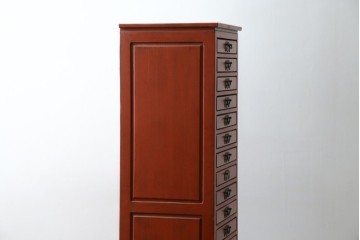 中古　美品　朱色のオリエンタルデザインが映える引き出し18杯の縦型チェスト　(R-084955)