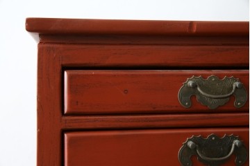 中古　美品　朱色のオリエンタルデザインが映える引き出し18杯の縦型チェスト　(R-084955)