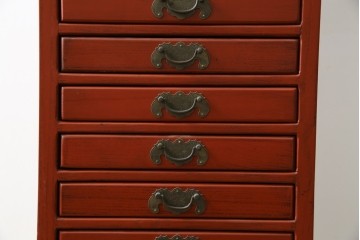 中古　美品　朱色のオリエンタルデザインが映える引き出し18杯の縦型チェスト　(R-084955)