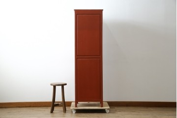 中古　美品　朱色のオリエンタルデザインが映える引き出し18杯の縦型チェスト　(R-084955)