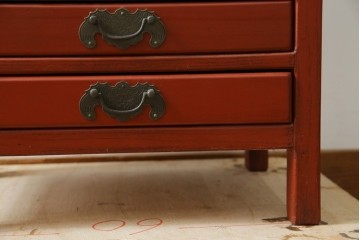 中古　美品　朱色のオリエンタルデザインが映える引き出し18杯の縦型チェスト　(R-084955)