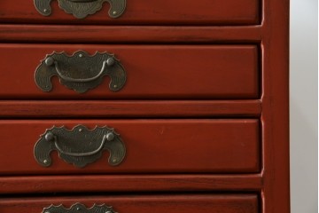 中古　美品　朱色のオリエンタルデザインが映える引き出し18杯の縦型チェスト　(R-084955)
