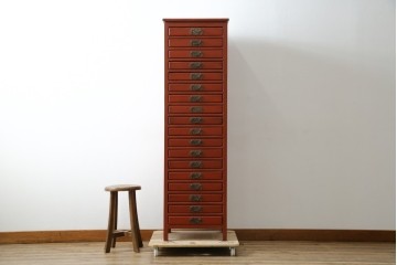 中古　美品　朱色のオリエンタルデザインが映える引き出し18杯の縦型チェスト　(R-084955)