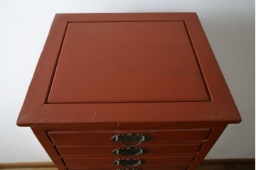 中古　美品　朱色のオリエンタルデザインが映える引き出し18杯の縦型チェスト　(R-084955)