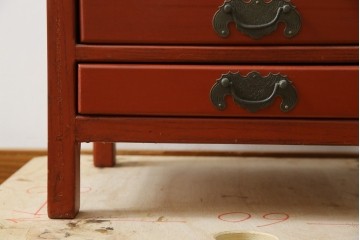 中古　美品　朱色のオリエンタルデザインが映える引き出し18杯の縦型チェスト　(R-084955)