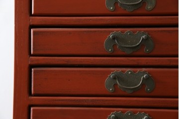 中古　美品　朱色のオリエンタルデザインが映える引き出し18杯の縦型チェスト　(R-084955)