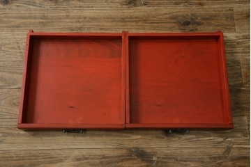 中古　美品　朱色のオリエンタルデザインが映える引き出し18杯の縦型チェスト　(R-084955)