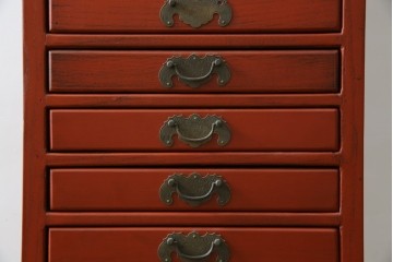 中古　美品　朱色のオリエンタルデザインが映える引き出し18杯の縦型チェスト　(R-084955)