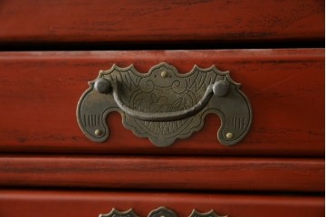 中古　美品　朱色のオリエンタルデザインが映える引き出し18杯の縦型チェスト　(R-084955)