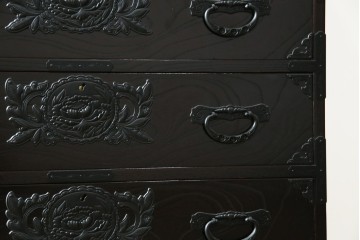 中古　美品　仙台民芸箪笥(仙台箪笥)　金具装飾が映える漆塗りの衣装箪笥　定価約50万円相当　(R-084956)