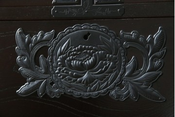 中古　美品　仙台民芸箪笥(仙台箪笥)　金具装飾が映える漆塗りの衣装箪笥　定価約50万円相当　(R-084956)