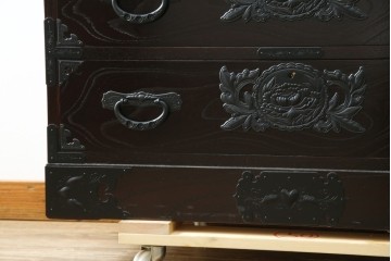 中古　美品　仙台民芸箪笥(仙台箪笥)　金具装飾が映える漆塗りの衣装箪笥　定価約50万円相当　(R-084956)