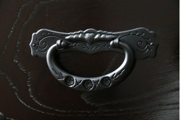 中古　美品　仙台民芸箪笥(仙台箪笥)　金具装飾が映える漆塗りの衣装箪笥　定価約50万円相当　(R-084956)