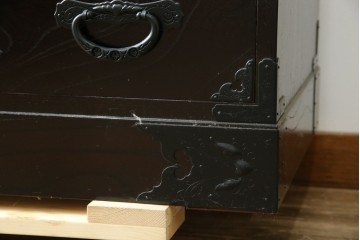 中古　美品　仙台民芸箪笥(仙台箪笥)　金具装飾が映える漆塗りの衣装箪笥　定価約50万円相当　(R-084956)