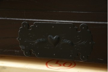 中古　美品　仙台民芸箪笥(仙台箪笥)　金具装飾が映える漆塗りの衣装箪笥　定価約50万円相当　(R-084956)