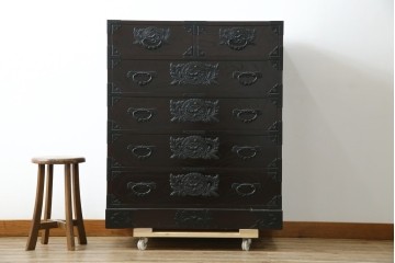 中古　美品　仙台民芸箪笥(仙台箪笥)　金具装飾が映える漆塗りの衣装箪笥　定価約50万円相当　(R-084956)