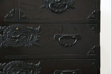 中古　美品　仙台民芸箪笥(仙台箪笥)　金具装飾が映える漆塗りの衣装箪笥　定価約50万円相当　(R-084956)