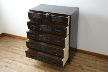 中古　美品　仙台民芸箪笥(仙台箪笥)　金具装飾が映える漆塗りの衣装箪笥　定価約50万円相当　(R-084956)