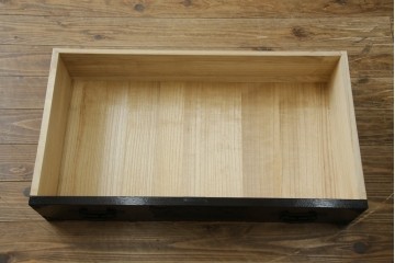 中古　美品　仙台民芸箪笥(仙台箪笥)　金具装飾が映える漆塗りの衣装箪笥　定価約50万円相当　(R-084956)