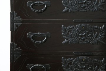 中古　美品　仙台民芸箪笥(仙台箪笥)　金具装飾が映える漆塗りの衣装箪笥　定価約50万円相当　(R-084956)