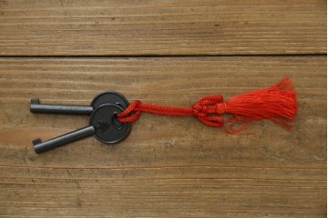 中古　美品　仙台民芸箪笥(仙台箪笥)　金具装飾が映える漆塗りの衣装箪笥　定価約50万円相当　(R-084956)