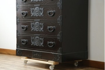 中古　美品　仙台民芸箪笥(仙台箪笥)　金具装飾が映える漆塗りの衣装箪笥　定価約50万円相当　(R-084956)